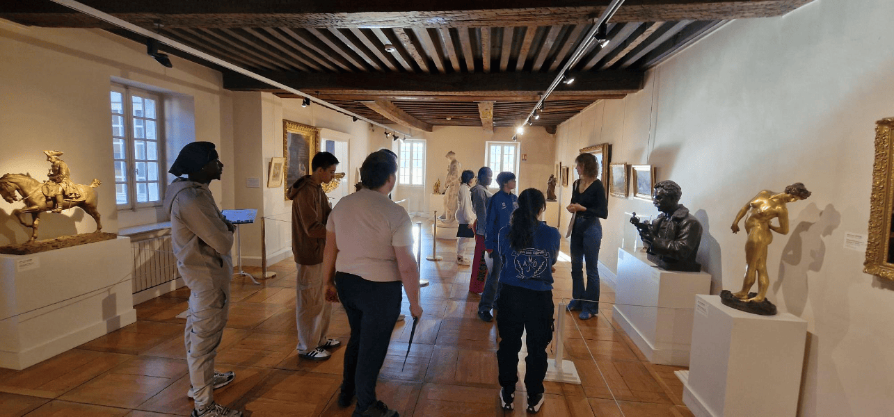 Visite musée par un groupe de jeunes